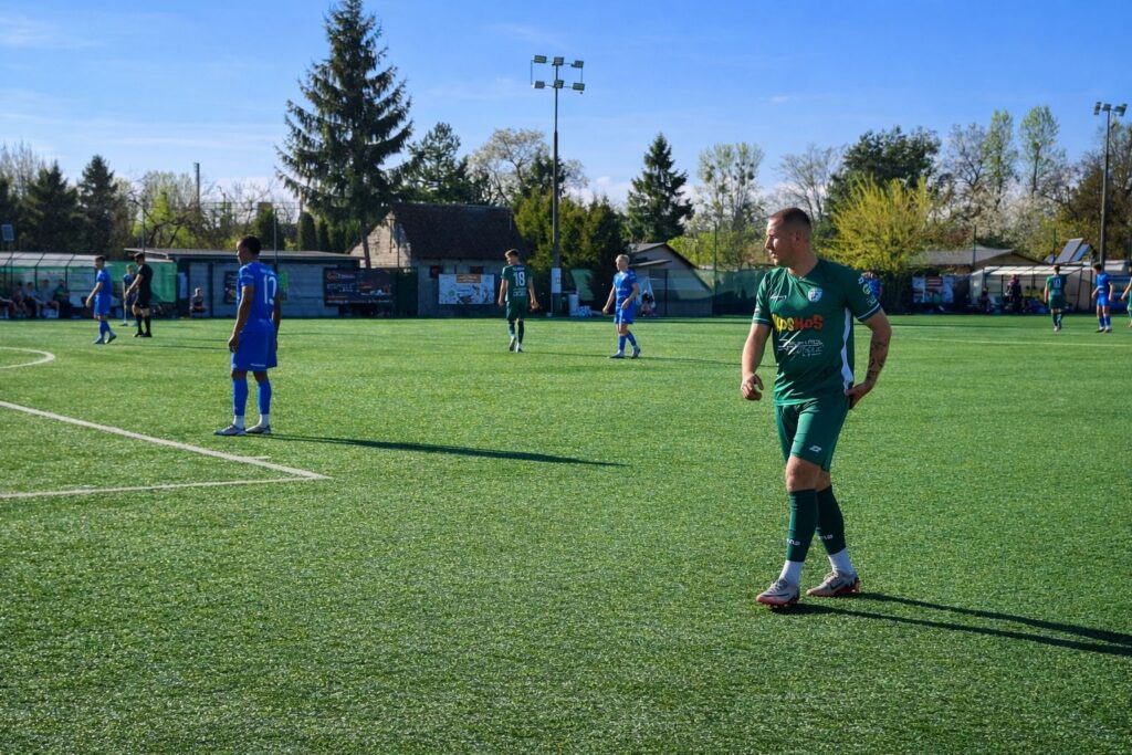Victoria Częstochowa. Po wyrównanym meczu Victoria remisuje u siebie z Kuźnią Ustroń 1:1. To był mecz, w którym obie strony miały lepsze i gorsze momenty. Zarówno Victoria jak i Kuźnia mogły zdobyć bramkę lub dwie więcej.