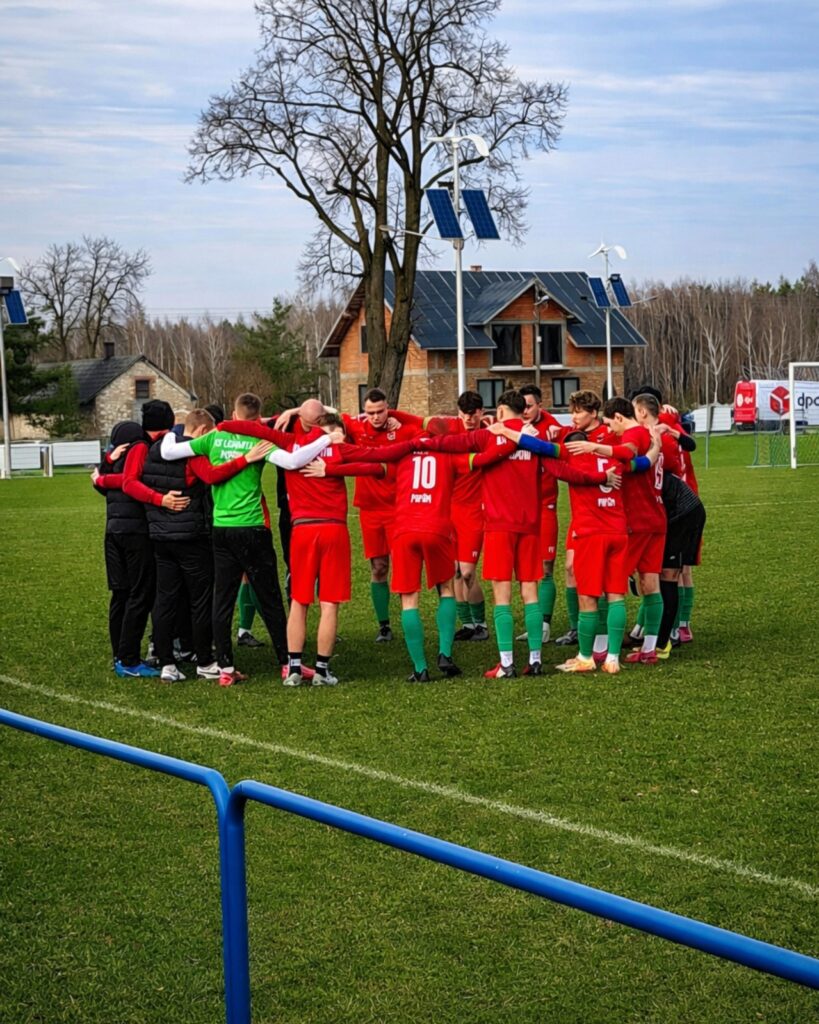 Liswarta Popów rywalizowała wczoraj (9 kwietnia) na własnym boisku z Okszą Łobodno. Był to ważny mecz dla obu zespołów.